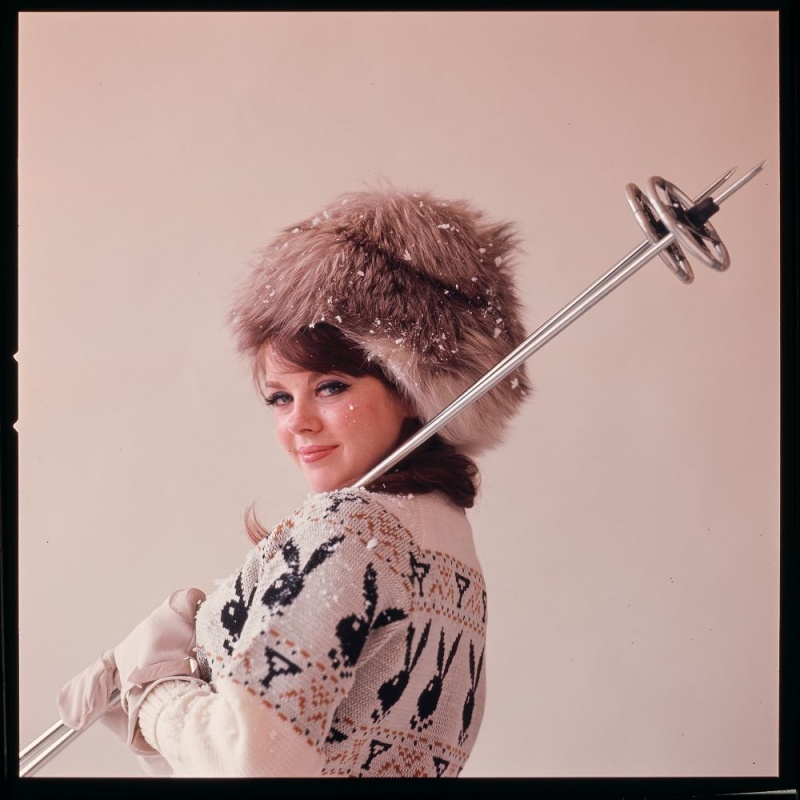 Pánské T-shirt Playboy January 1964 Playmate Sharon Rogers Ski Bunny Long Sleeve Vínové | PLBY-593228